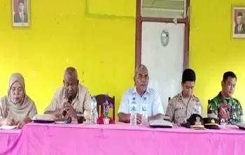 Berita Buru, Namlea – Pro kontra terkait rencana pelantikan raja adat Waipotih dan Hatawano disikapi serius oleh Penjabat Bupati Buru Djalaludin Salampessy yang memerintahkan Kepala Badan Kesbangpol Kabupaten Buru Abdul Basir Adam Toisuta untuk mengunjungi Desa Adat Waipotih dan Hatawano untuk menyelesaikan perselisihan pendapat terkait Pelantikan Raja Petuanan Tagalisa pada Minggu 24/07/22.