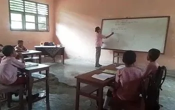 Kondisi SD Sumeith-Pasinaru Memprihatinkan, Siswa Berteman Hujan Saat Belajar