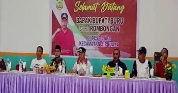 Sambangi Desa Bara Pj Bupati Buru Serahkan Sejumlah Bantuan Kepada Warga