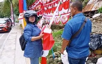 Penjual Bendera dan Umbul-Umbul Musiman Bermunculan di Kota Ambon