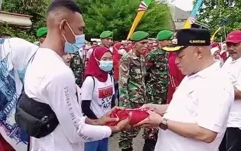 Kesbangpol Kab Buru Bagikan 10.000 Bendera Merah Putih Kepada Warga