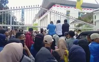 PMII Unjuk Rasa di Kantor Gubernur Maluku Tolak Kenaikan BBM