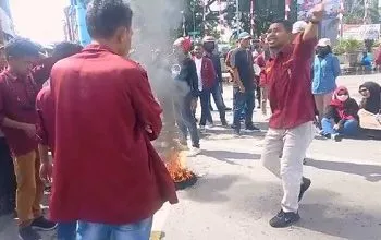 Aksi Bakar Ban dan Saling Dorong Warnai Demo BBM di Maluku