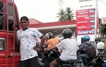 Harga BBM Resmi Naik, Warga Masohi  Keluhkan Antrean Panjang di SPBU