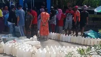 Minyak Tanah Di Kota Namlea Langkah, Per Liter Dijual 12 Ribu