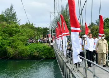 Presiden Jokowi Resmikan Jembatan Gantung Wear Fair