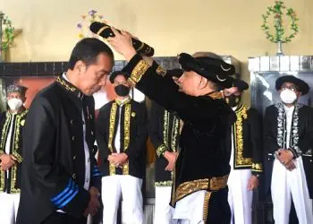 Presiden Jokowi Terima Gelar Dada Madopo Malamo dari Kesultanan Ternate