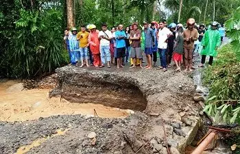 Gorong-Gorong di Desa Nuruwe Kembali Patah, Arus Lalulintas Tertahan