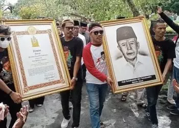 Ratusan Warga Ternate Sambut Rombongan yang Membawa Piagam Pahlawan Nasional Salahuddin bin Talabuddin