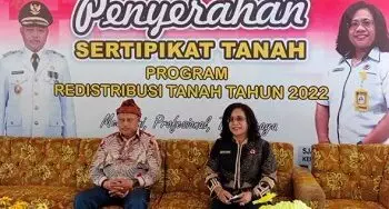 Pemda Buru Serahkan 300 Sertifikat Tanah Bagi Warga Kecamatan Air Buaya