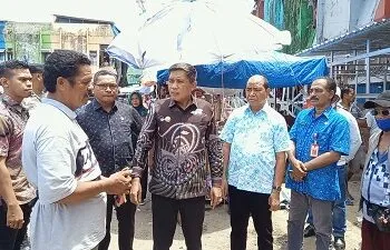 Wattimena Turun Langsung, Hentikan Pembangunan Lapak di Terminal Mardika. Berita Ambon - Penjabat Walikota Ambon Bodewin Wattimena menghentikan proses pembangunan lapak-lapak yang ada di terminal Mardika. Tanpa banyak neko-neko Penjabat Walikota langsung memerintahkan agar pembangunan lapak untuk sementara dihentikan. “Siapa yang suruh berjualan di dalam terminal, kenapa su bajual, bongkar. Bagaimana ini tidak bisa diatur ee. Nanti Pemkot dinilai tidak becus urus ini kota. Hentikan dulu untuk sementara” tegas Wattimena. Insert Bodewin Wattimena I Hal ini ditegaskan Penjabat Walikota saat meninjau kondisi pembangun Terminal Mardika bersama sejumlah Anggota Komisi II DPRD Kota Ambon, Kamis (23/02). Wattimena langsung memanggil salah seorang pengawas meminta para pekerja yang sedang membangun lapak-lapak tersebut untuk mengehentikan proses pekerjaan. Dikatakan tujuan dari penertiban lapak dalam terminal yang dilakukan Pemkot beberapa waktu agar mengembalikan fungsi terminal sesuai peruntukanya bukan sebagai tempat untuk berjualan. Diakui akibat dari menjamurnya para pedagang dalam terminal membuat sebagian kendaraan angkot harus menjadikan sejumlah ruas jalan sebagai terminal bayangan dna hal itu bberdampak bagi kemacetan. Dikatakan pembanguan puluhan lapak itu dilakukan secara sepihak tanpa pemberitahauan dan izin Pemkot. Olehnya itu Ia meminta agar seluruh proses pekerjaan disetop. Bahkan dengan tegas disampakan agar sebelum sore hari seluruh lapak yang dibangun sudah harus dibersihkan dari dalam Terminal tersebut. “Saya minta hentikan dulu sementara pembangunan ini ya, kita sementara koordinasi dengan provinsi, DPRD Provinsi, DPRD Kota Ambon dengan pihak Pengembang”ujarnya. Insert Bodewin Wattimena 2 Beberapa pedagang yang sudah terlanjur menggelar dagangan mereka juga diminta untuk segera mengkemas dagangan mereka dan dilatrang untuk berjualan. Terminal yang tadinya sudah ditertibkan kini telah dibangun sejumlah lapak tanpa izin. Belum diketahui siapa dalang dibalik pembangunan puluhan lapak di terminal 1A maupun A2 tersebut. Diketahui dalam kunjungan ke terminal Mardika tersebut, Penjabat Walikota Bodewin Wattimena didampingi sejumlah pimpinan OPD serta anggota dan Ketua Komisi II DPRD Kota Ambon. Selain menghentikan proses pembangunan lapak, penjabat Walikota bersama anggota komisi II juga menyempatkan waktu mengitari pasar mengecek langsung harga kebutuhan pokok di pasar Mardika. Wattimena mengingatkan kepada para pedagang untuk tidak menaikan harga diatas harga normal. Selain itu Penjabat Walikota bersama Komisi II juga meninjau Pospam terpadu yang ditempatkan atas kerjasama Pemkot dan Polda Maluku. DMS