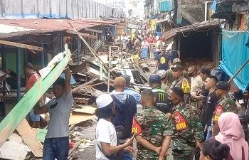 Pembongkaran Lapak Pasar Lama Ambon Berlangsung Aman