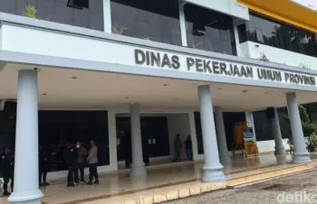 Tim Penyidik KPK Geledah Kantor Dinas PU Papua