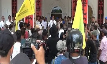 Demo Di Balai Kota Ambon