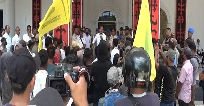 Demo Di Balai Kota Ambon