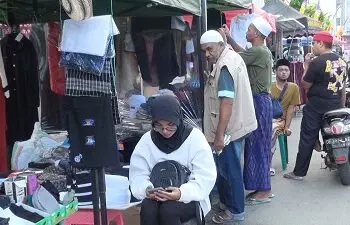 Bulan Ramadhan, Penjual Ragam Busana dan Kopiah di Ambon Panen Rezeki