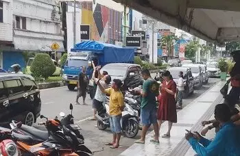 Warga Kota Ambon Ramai-Ramai Abadikan Gerhana Matahari Hibrid Melalui Handphone