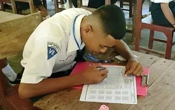 103 Siswa SMP 14 Malteng Ujian Sekolah Berbasis Kertas Pensil