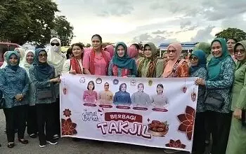 Giat Simpatik Ramadhan TP-PKK Malteng On The Road Berbagi Takjil Gratis