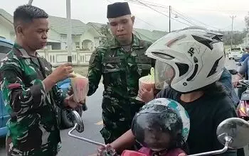 Brigif Infanteri 27/Nusa Ina Bagikan Paket Takjil Kepada Warga