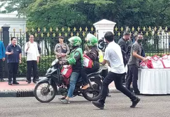 Presiden Jokowi Bagikan Paket Sembako Kepada Ribuan Pengemudi Ojek