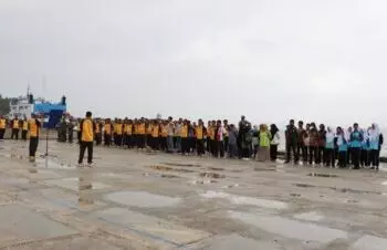 Bersih bersih Pantai Merah Putih di Kota Namlea untuk Kelestarian Lingkungan e1689236827496