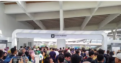 Penumpang mengantre di depan pintu masuk Stasiun Kereta Cepat Jakarta Bandung (KCJB) di Tegalluar, Kabupaten Bandung, Minggu (17/9/2023).