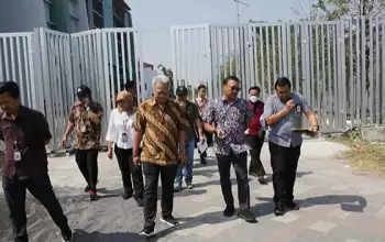 Tim kreatif di bawah arahan Creative Director Wishnutama mapping area untuk mengatur pelaksanaan pembukaan Piala Dunia U-17 di Stadion Gelora Bung Tomo (GBT) Surabaya, Jumat (29/9/2023).