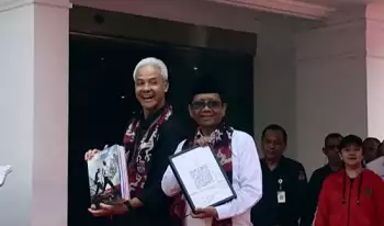 Pasangan bakal capres dan cawapres Ganjar Pranowo-Mahfud MD di Kantor KPU RI