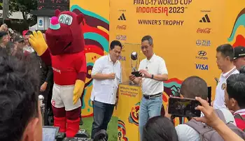 Ketua PSSI Erick Thohir dan Pj Gubernur DKI Jakarta Heru Budi Hartono membuka pameran trofi Piala Dunia U-17 di kawasan Bundaran (HI) Jakarta