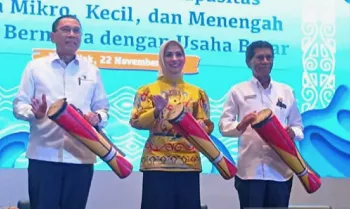 Sekretaris Utama Kementerian Investasi/BKPM Ikmal Lukman (nomor 1 kiri) bersama Wakil Bupati Biak Calvin Mansnembra dan Ketua Bidang Manajemen Usaha Dekranas Sri Suparni Bahlil