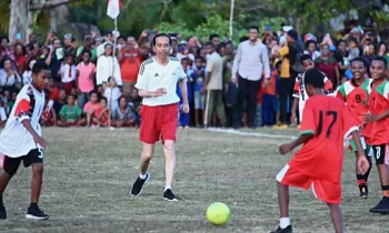 Presiden dan Menteri Main Bola Dengan Pelajar