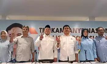 Sekretaris Tim Kampanye Nasional (TKN) Prabowo-Gibran, Nusron Wahid (ketiga kiri)