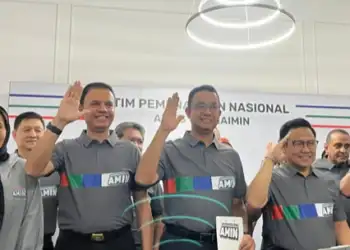 Calon presiden Anies Baswedan (tengah) didampingi calon wakil presiden Muhaimim Iskandar (dua kanan)