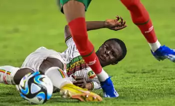 Pesepak bola Timnas Mali Souleymane Sanogo (bawah)