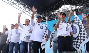 Kepala Badan Kebijakan Transportasi (BKT) Kemenhub Robby Kurniawan saat melepas bus mudik gratis di Terminal Pulogeban