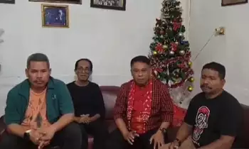 Ketua Ikemal Tanah Papua Christian Sohilait (baju merah) bersama pengurus Ikemal di Papua