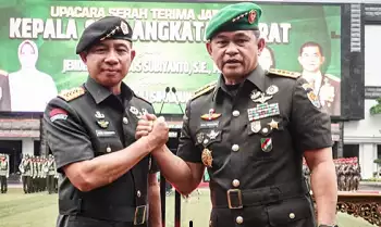 Panglima TNI Jenderal TNI Agus Subiyanto dan KSAD Jenderal TNI Maruli Simanjuntak usai Sertijab