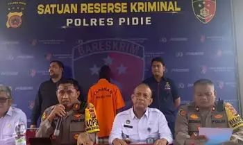 Konferensi pers penangkapan terduga penyelundup pengungsi Rohingya ke Aceh