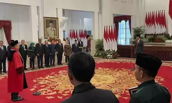 Arsul Sani mengucap sumpah sebagai Hakim Konstitusi di hadapan Presiden Joko Widodo