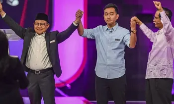 Cawapres nomor urut 1 Muhaimin Iskandar (kiri), cawapres nomor urut 2 Gibran Rakabuming Raka (tengah), dan cawapres nomor urut 3 Mahfud MD (kanan)