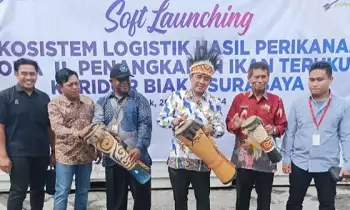 Dirjen PDSPKP Kementerian Kelautan dan Perikanan Budi Sulistyo didampingi Wakil Bupati Biak, Papua Calvin Mansnembra