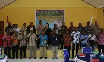 Foto bersama Asisten I Bidang Pemerintahan Umum Setda Kabupaten Jayapura Elphina Situmorang, Kapolres Jayapura AKBP Fredrickus WA Maclarimboen dan Ketua KPU Kabupaten Jayapura