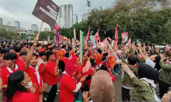 Sejumlah massa pendukung paslon berkumpul di depan Istora Senayan, Gelora Bung Karno, Jakarta, Minggu sore