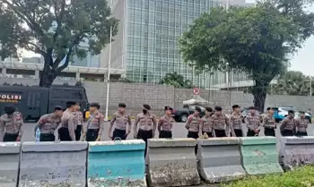 Personel kepolisian berjaga di depan Kedubes AS