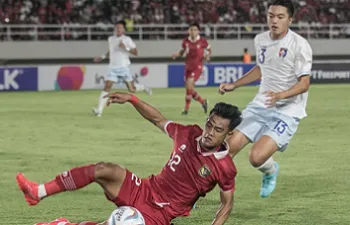 Pesepakbola Timnas Indonesia Pratama Arhan (kiri)