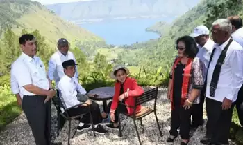 Presiden Joko Widodo bersama Ibu Negara Iriana Joko Widodo