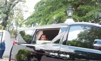 Presiden Joko Widodo menyapa awak media dari dalam mobil