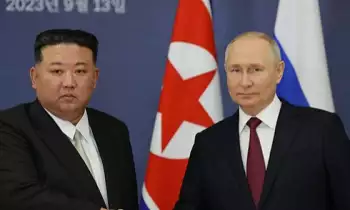 Presiden Rusia Vladimir Putin (kanan) berjabat tangan dengan pemimpin Korea Utara Kim Jong Un