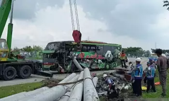 Petugas mengevakuasi bodi Bus Restu dan truk tronton bermuatan beton paku bumi yang terlibat kecelakaan di KM 567 ruas Jalan Tol Ngawi-Solo